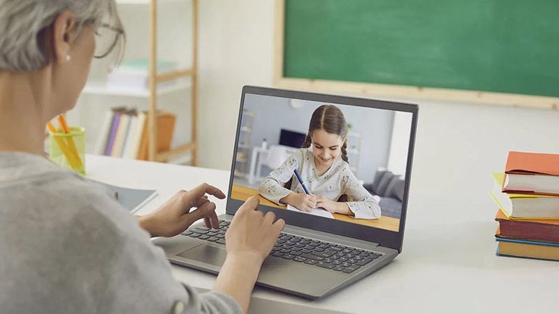 Учителям Полтавщини закупили ноутбуки для навчання дистанційно