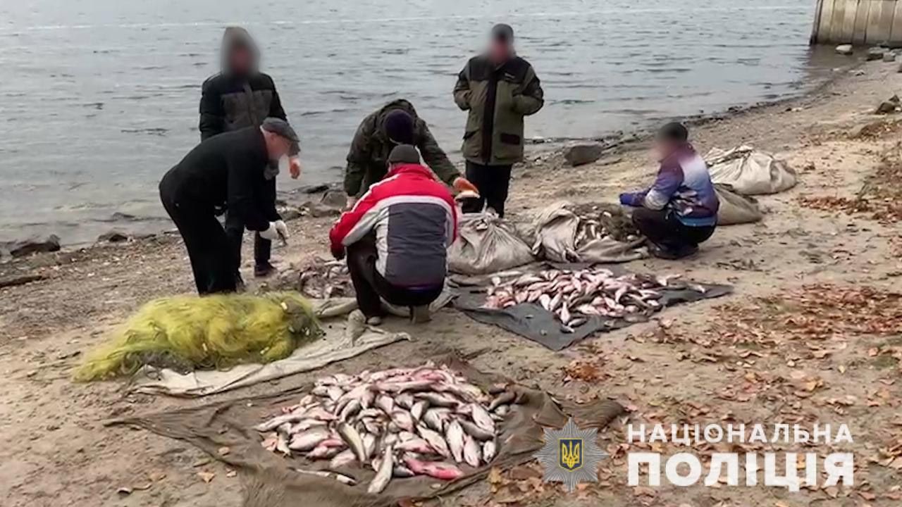 У Кременчуцькому районі браконьєри при спробі втечі протаранили човен поліцейських