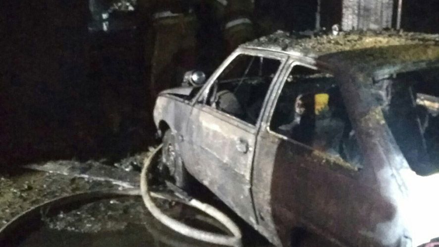 У Полтаві в гаражі згорів автомобіль, а його господар отримав опіки