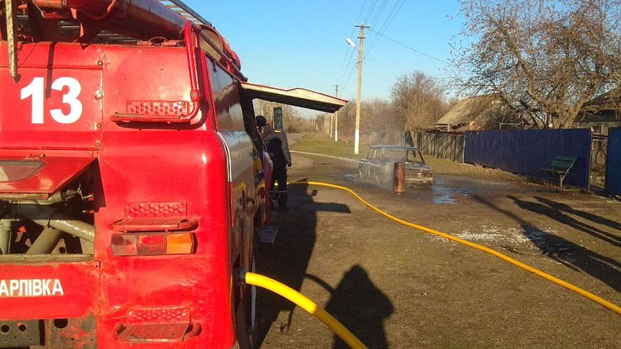 У Карлівському районі внаслідок пожежі в автомобілі 2 людини отримали опіки