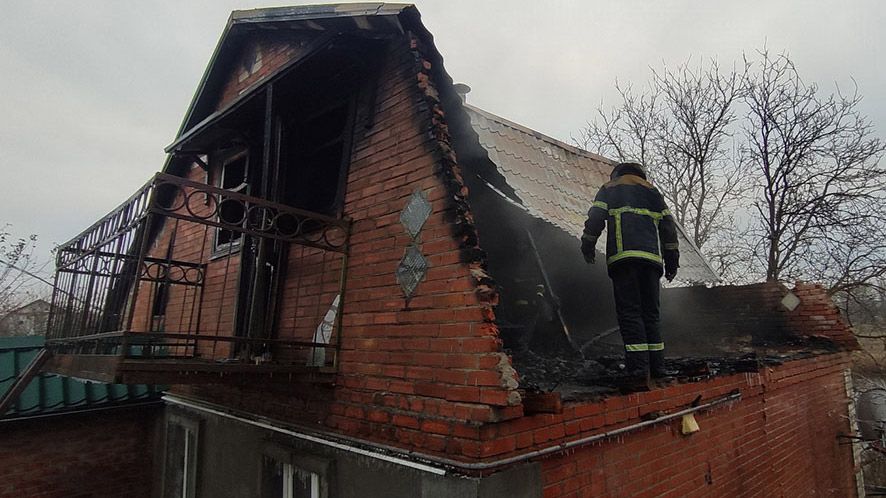 У Миргороді згоріла покрівля житлового будинку