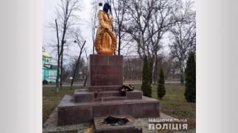 Поліція Полтавщини встановлює вандалів, які познущалися з могили у Шишацькому районі