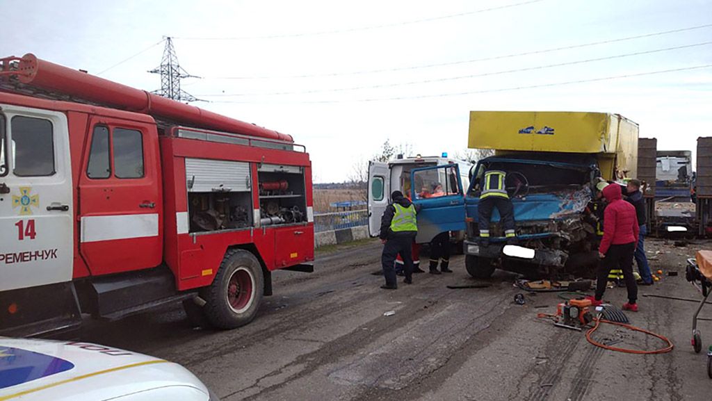 Біля Кременчука зіткнулися дві вантажівки