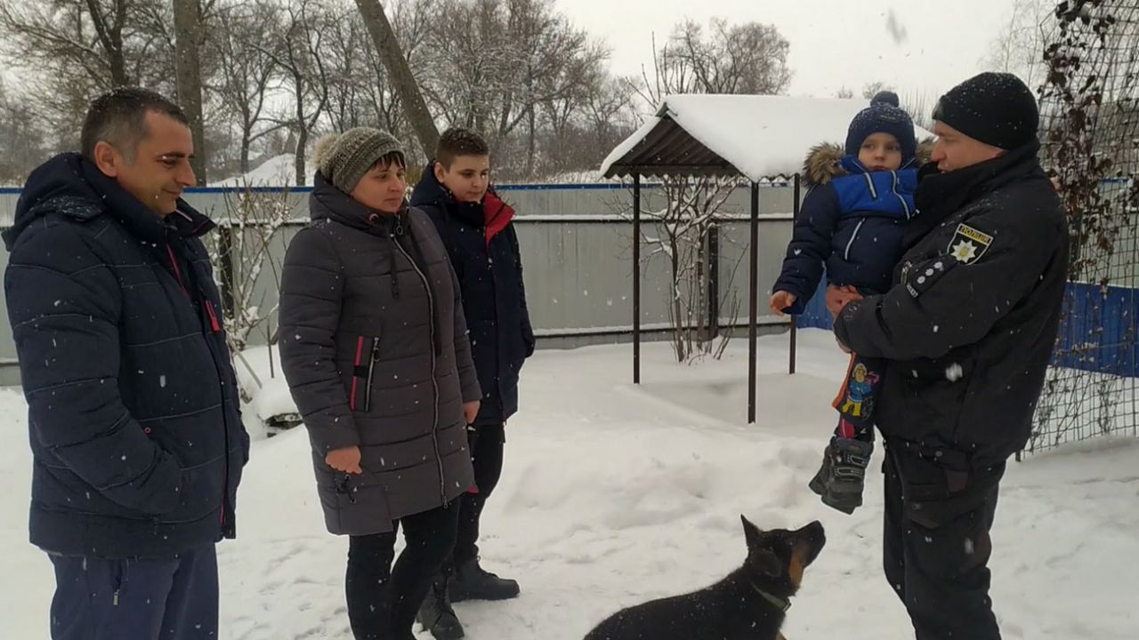 На Полтавщині поліцейський врятував цілу родину, яка провалилася під кригу