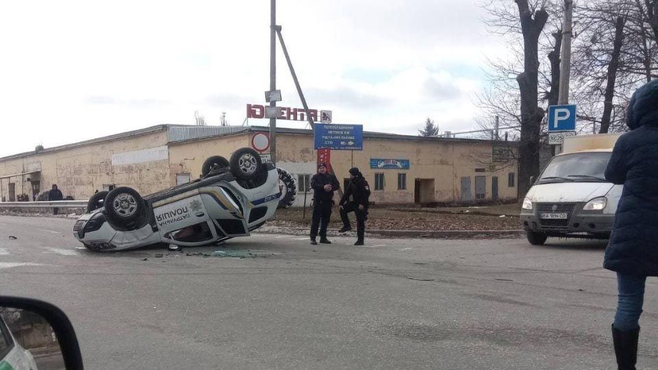 У Полтаві в результаті ДТП перекинувся поліцейський автомобіль