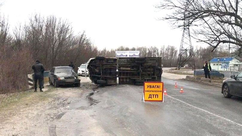 У ДТП в Кременчуці перекинулась вантажівка