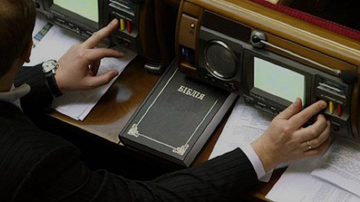 Депутату вперше оголосили підозру за «кнопкодавство»