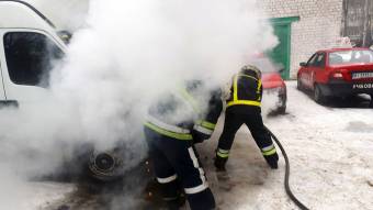 У Кременчуці вогнеборці врятували від знищення вогнем вантажний мікроавтобус