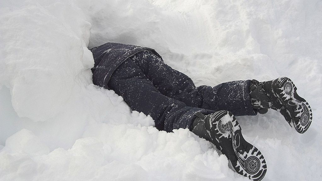 Чоловік закопав себе в снігу, щоб сховатися від поліцейських