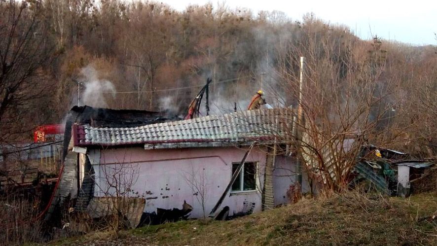 Уночі в Лубнах рятувальникам знадобилося 5 годин щоб загасити палаючий будинок