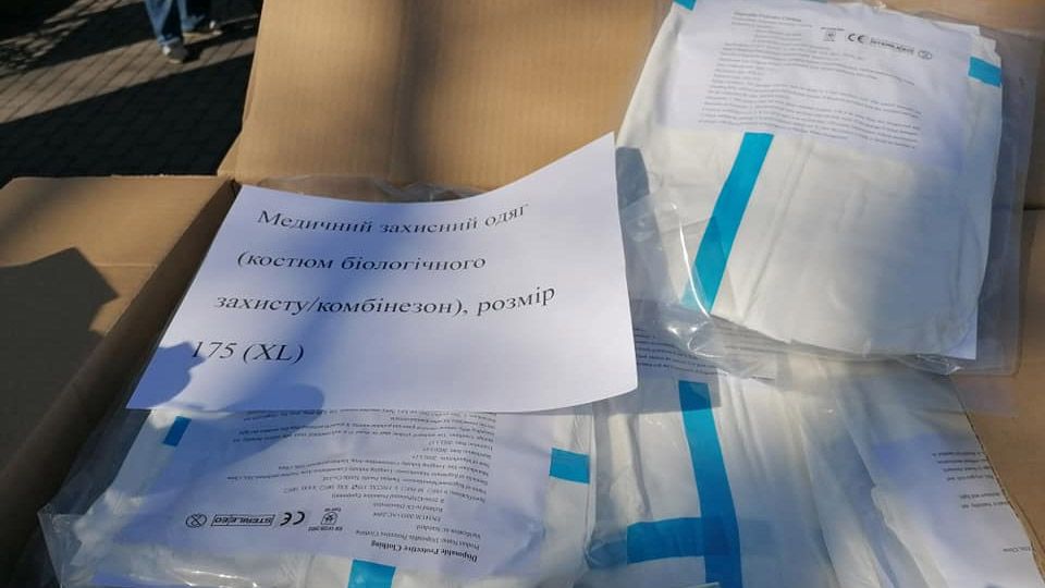 Для лікарень Полтавщини поставили більше 24 тисяч захисних костюмів для боротьби з коронавірусом