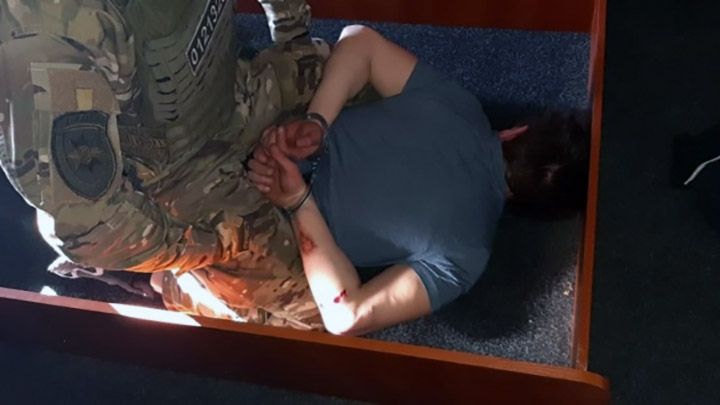 Мопедист кинув гранату в поліцейських і сховався в ліжку