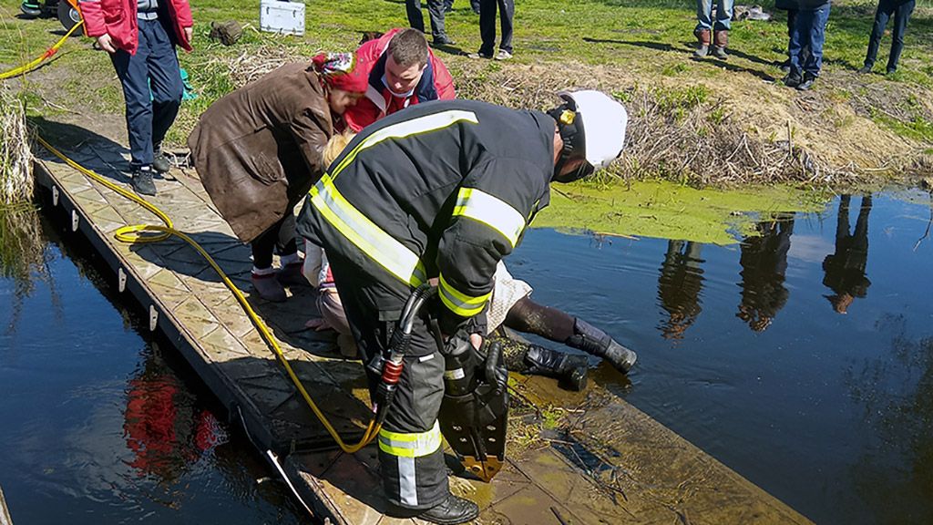 У Лубенському районі рятувальники допомогли жінці, нога якої застрягла у щілині мосту