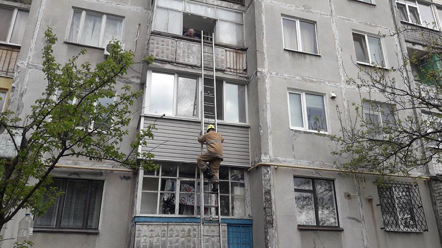 Рятувальники Полтави допомогли пенсіонерці, яка «потрапила у пастку» на своєму ж балконі