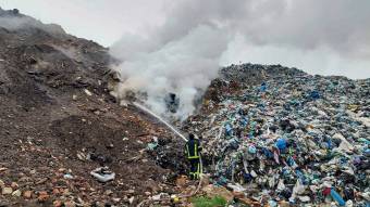 Полтавські рятувальники 3 години гасили сміттєзвалище
