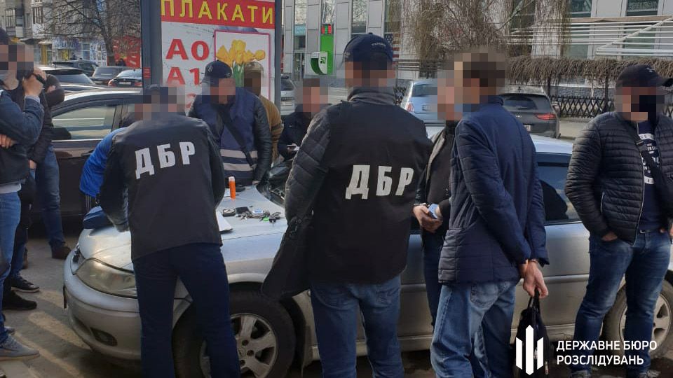 Примушували наркозалежного виготовляти наркотики – ДБР затримало двох поліцейських на Дніпропетровщині