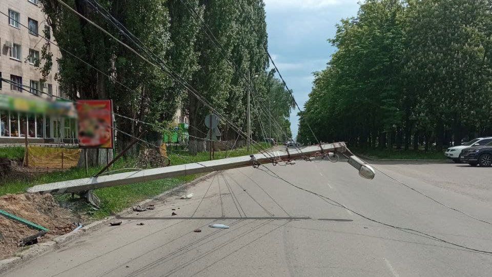 Зніс електроопору та утік з місця пригоди: патрульні розшукали нетверезого винуватця ДТП