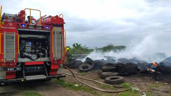 На Решетилівщині горіли використані шини - пожежу ледве загасили