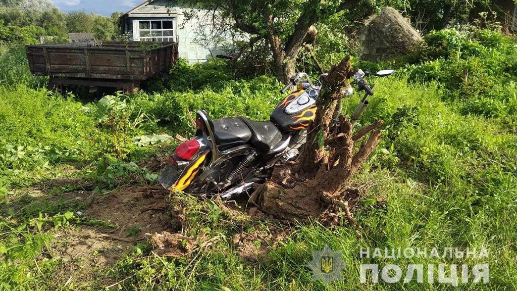 На Лохвиччині мотоцикліст врізався у дерево