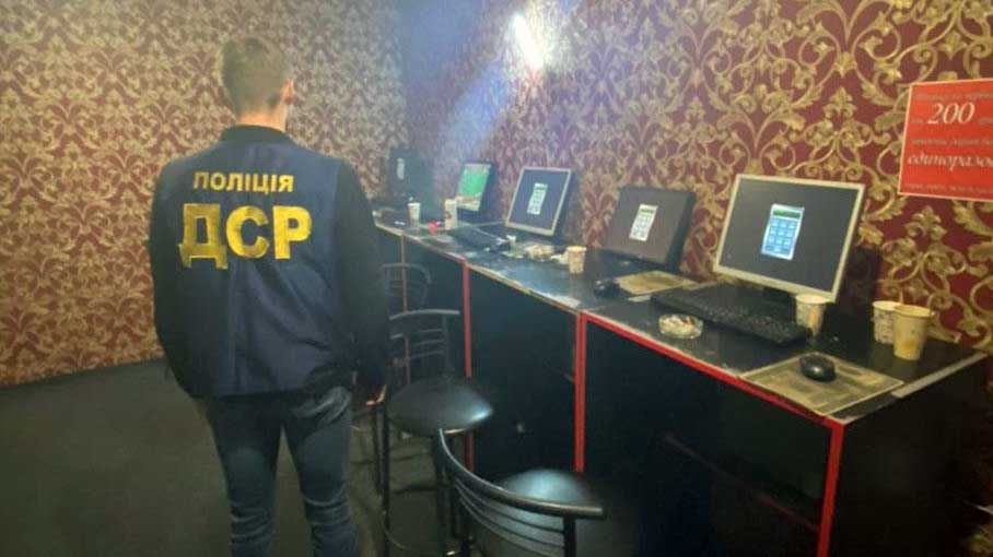 У Лубнах поліція викрила незаконний зал гральних автоматів