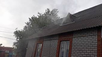 У Диканьці від удару блискавки загорівся будинок