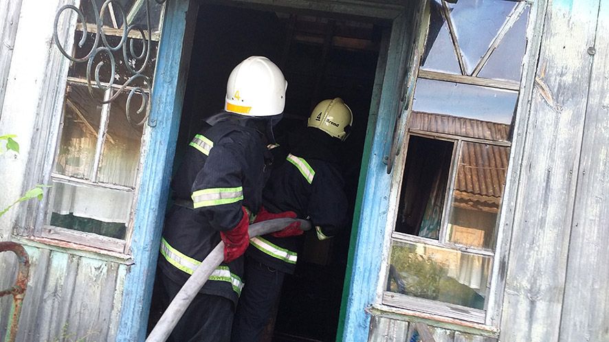 У Полтавському районі рятувальники 2 години гасили пожежу в будинку