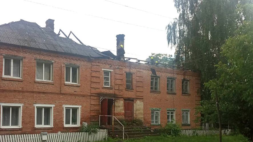 У Миргороді у двоповерховому будинку згорів дах