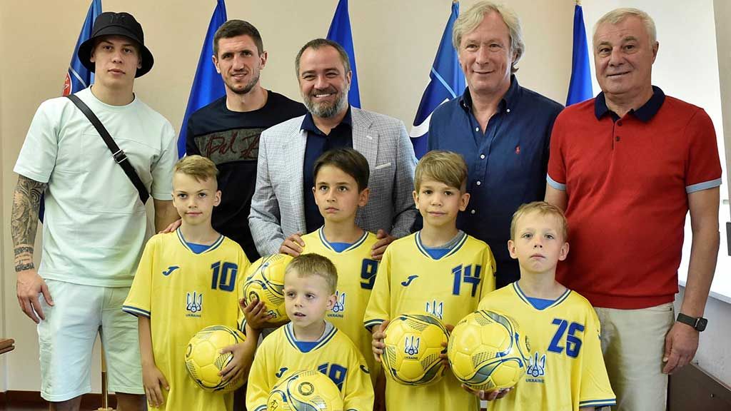 Дітям-футболістам із Троєщини організували зустріч із гравцями національної збірної