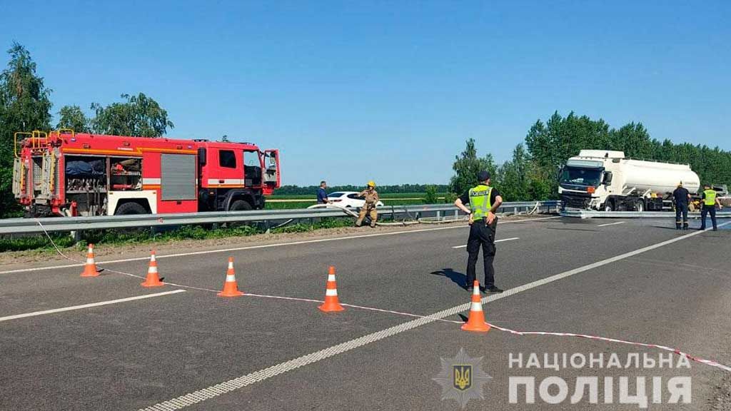На трасі Київ-Харків бензовоз потрапив у аварію, стався витік пального