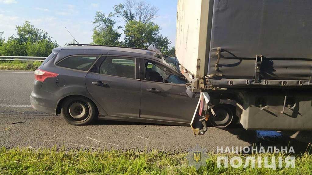 На автодорозі «Київ - Харків» легковик врізався у вантажівку