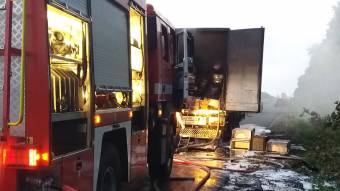 У Лубенському районі на ходу загорілася вантажівка