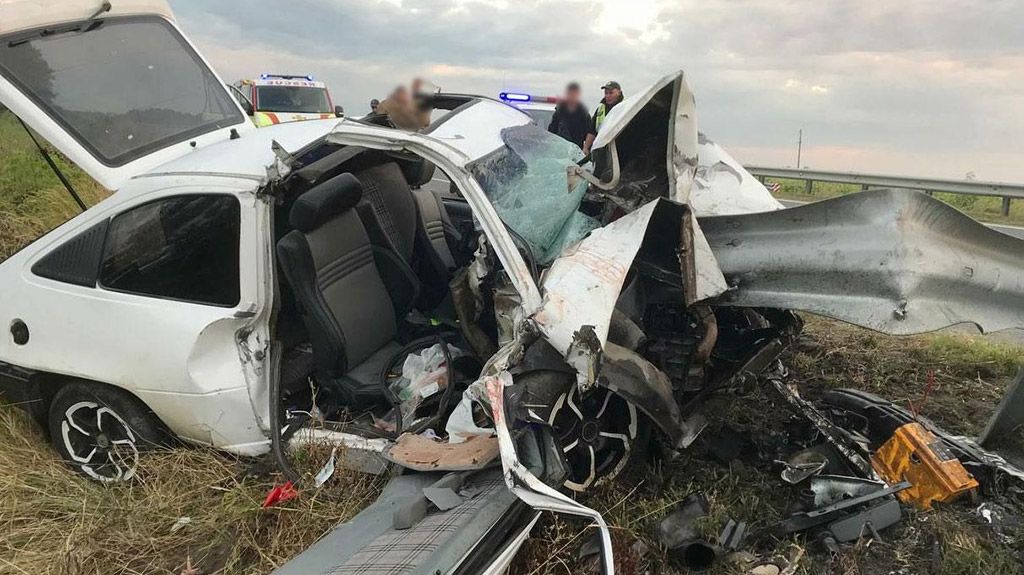 На Лубенщині автомобіль врізався у відбійник: постраждало двоє дітей