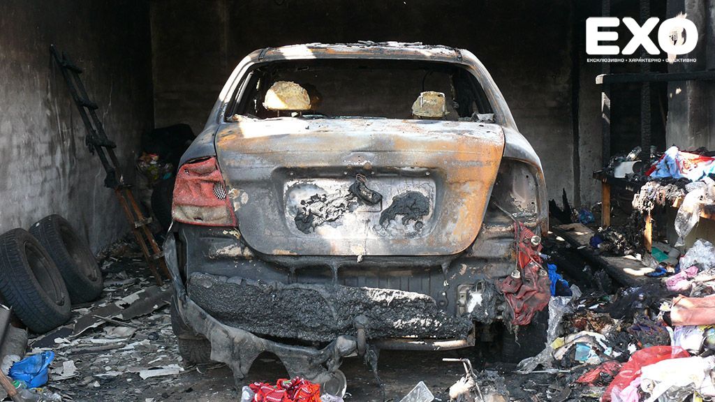 Грозова ніч в Кобеляках: згоріли гараж і автомобіль