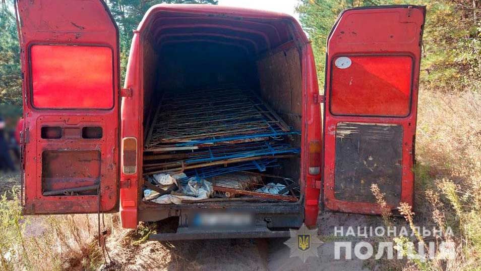 На Полтавщині поліція встановила осіб, які викрали понад двох десятків цвинтарних огорож