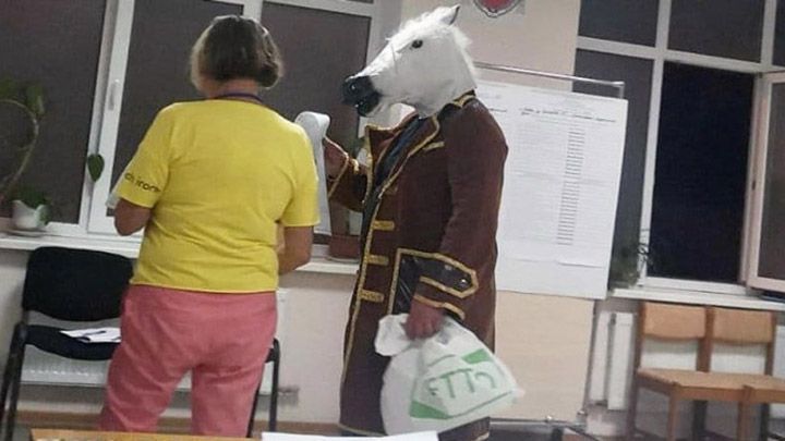На виборчу дільницю прийшов чоловік у костюмі коня
