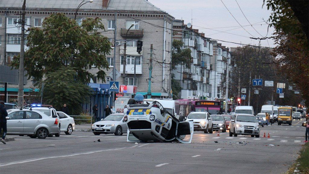 У Кременчуці перекинувся автомобіль патрульних - двоє поліцейських у лікарні