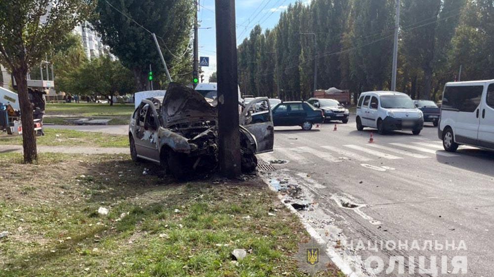 у Кременчуці внаслідок аварії загорівся автомобіль – його власника госпіталізували