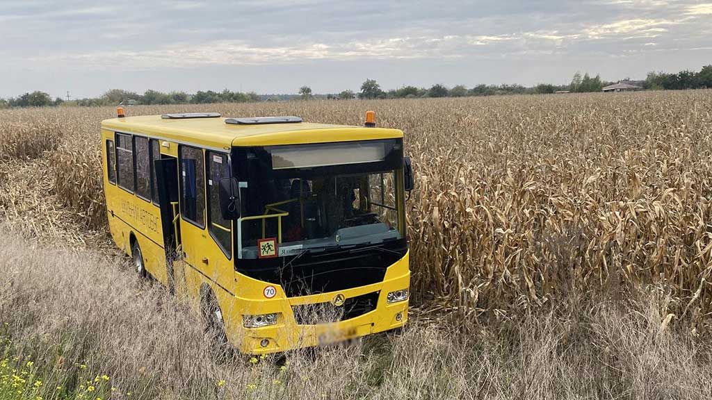 У Кременчуцькому районі з дороги злетів шкільний автобус