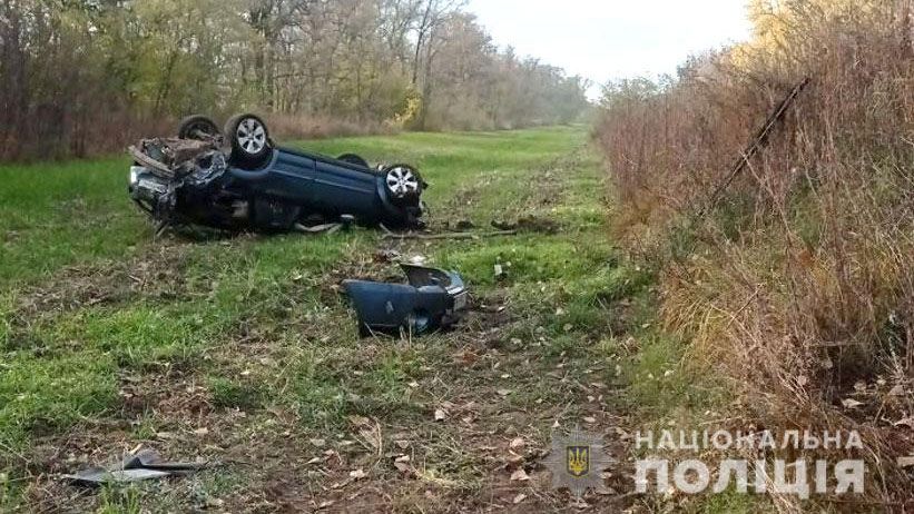 На Котелевщині з дороги злетів і перекинуся автомобіль: водій загинув