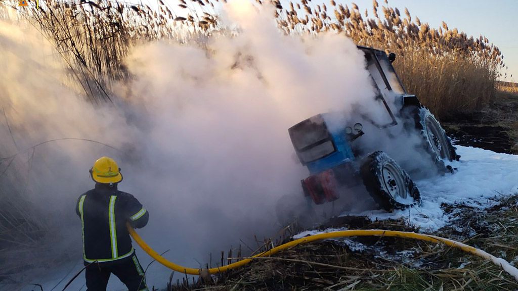 На Чутівщині і полі загорівся трактор