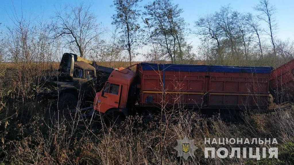 На Полтавщині вантажівка врізалась у іншу вантажівку: один чоловік загинув