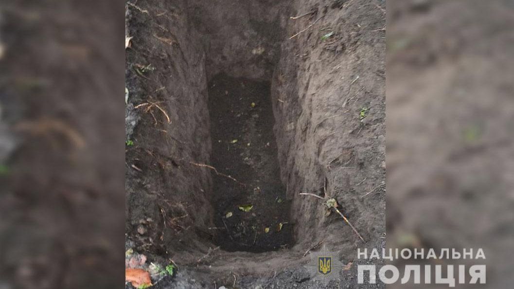 Поліція повідомила підозру жителю Миргородщини, який убив та закопав у дворі свою матір