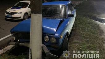 У Миргороді п’яний водій ВАЗу тікав від поліцейських  і врізався у електроопору