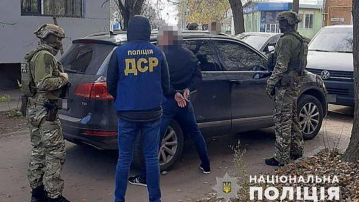 Поліцейські затримали злочинну групу, члени якої «вибивали» гроші з бізнесменів