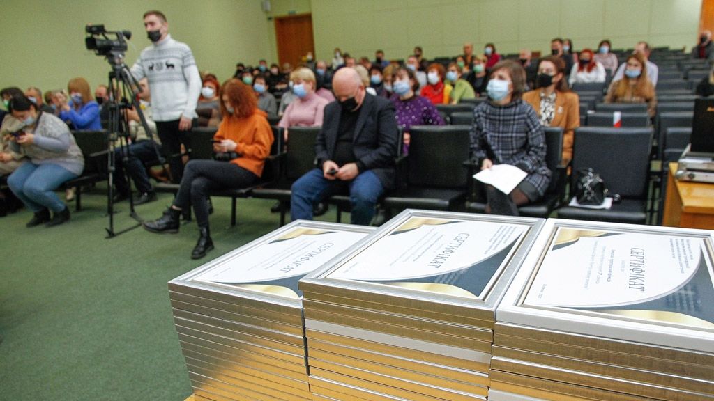 Учителям Полтавщини вручили майже 2500 ноутбуків