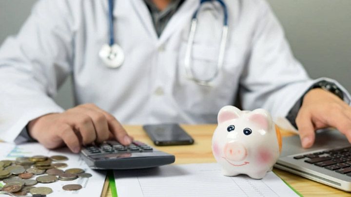 Зарплати лікарям і медсестрам доплачуватимуть із місцевих бюджетів