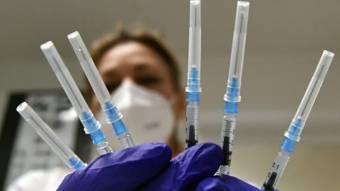 Понад 42% дорослого населення України отримали першу дозу вакцини від коронавірусу