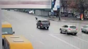У Полтаві позашляховик збив хлопчика, який перебігав дорогу на червоне світло