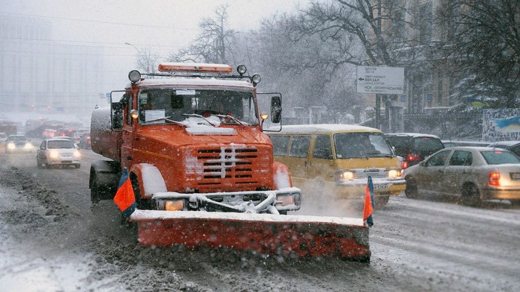 Дніпропетровську область замітає: дороги прочищають майже 200 снігоприбиральних машин