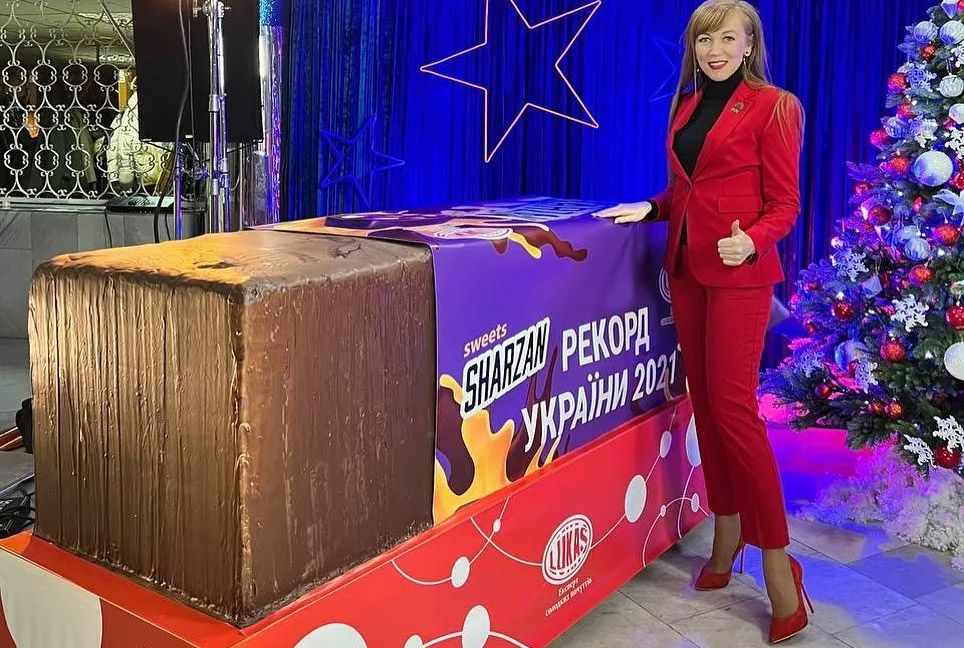 Кременчуцькі кондитери виготовили найбільшу цукерку в Україні